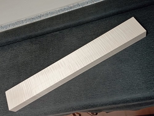 Flamed maple neck - flamed,