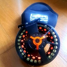 Waterworks Lamson Speedster 2 Fliegenrolle schwarz orange große Dorn mit Koffer