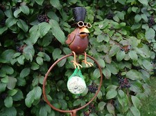 Gartenstecker sitzender Rabe