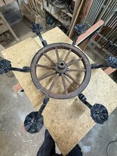 Kronleuchter geschmiedet mit hölzernen Wagenrad und einen Kerzenständer geschmie