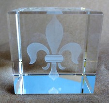 Glaswürfel französische Lilie Glas Briefbeschwerer Fleur-de-lis Laser Würfel