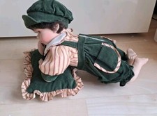 Puppe Biskuitporzellan Liegend auf Kissen beschädigt