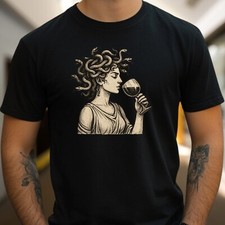 T-Shirt Medusa trinkt Wein –