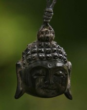 Amulett- Buddha aus dem Horn eines Wasserbüffel