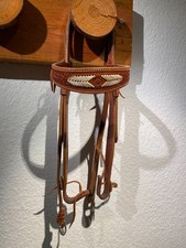 Neuwertige Western Ledertrense mit Rohhautverzierung