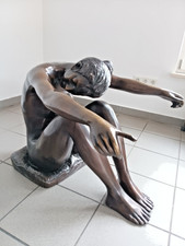 C. Conndray Bronze Skulptur signiert – sitzende Frau auf Kissen mit Glasplatte