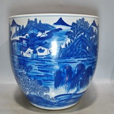 Blau-weiße Landschaft