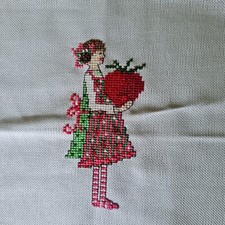 Erdbeerkind Stickbild