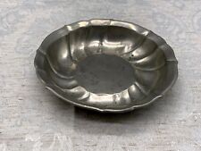 Alte Schale aus Zinn, massiv gearbeitet. Oberfläche berieben und fleckig