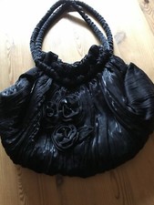 Handtasche; Rüschen; schwarz