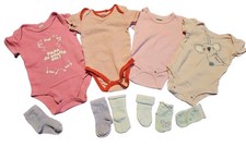 Paket: 4 Kurzarmbody's plus 3 Paar Erstlingssöckchen,  Gr. 56-68, Carters....