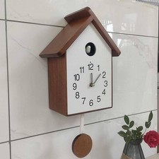 Kuckucksuhr mit Pendel und