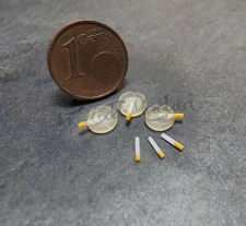 Aschenbecher und Zigaretten