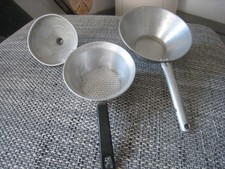 2 alte Siebe Sieb Aluminium mit Stiel 15 & 11 cm D + 1 Trichter klein Alu 
