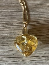 goldfarbene Kette mit großem durchsichtigem Herz gefüllt mit Blattgold