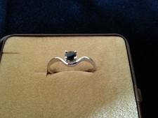 Ring mit großen Saphir in