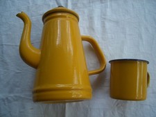 Alte historische Emaille Kanne Teekanne Kaffeekanne und Becher