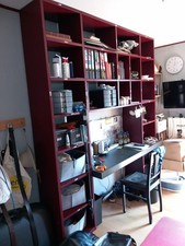 Großes Regal dunkelrot