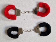 2 Paar Plüsch-Handschellen Fasching / JGA / Erotik Spielzeug - rot und schwarz