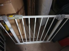 Kindersicheres Absperrgitter ohne Bohren - Mit Tür - Kinderschutzgitter - Hauck