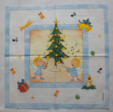 Engelchen beim Weihnachtsbaum