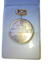 Gedenkmedaille + Anstecknadel Mauerbau 13. August 1961