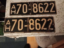 Zwei originale Autokennzeichen