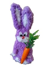 Plüsch Hase mit Karotte – Dekofigur in Lila Handarbeit Gestrickt