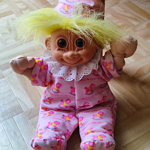 Puppe mit blondem haar - mit, rosa