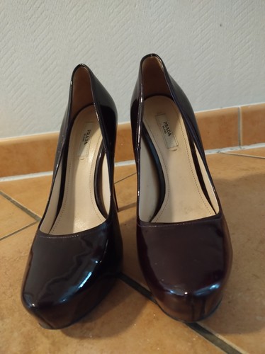 Weinrote lackschuhe von prada - lackschuhe,