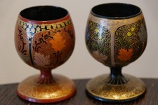 2 alte Holz Eierbecher schwarz