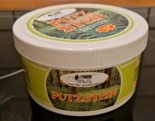 Putzstein mit Schwamm für