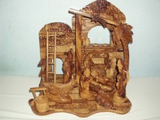  Weihnachtskrippe aus Olivenholz. H X B X T ca.36 X 34 X 27,5 cm 