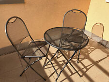 Neuwertige Gartenmöbel: Tisch, zwei Stühle, Metall, Marke MWH, zusammenklappbar