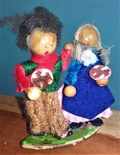 Pair costume folk art - pair,