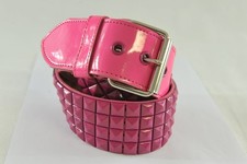 Pinker Echtleder Nietengürtel