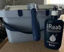 Hara Vario Fensterwischer 32 cm mit Eimer und einer halben Flasche Reiniger.