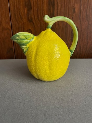 Saft oder wasserkrug in - , form