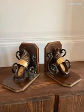 Altes Buchstützen aus Holz in