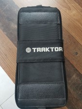 Native Instruments Traktor Kontrol X1 MK2 DJ Controller Inklusive Ständer/Tasche