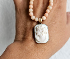 Kette mit Engelshautkoralle /