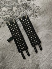 Ein paar Lederarmbänder von