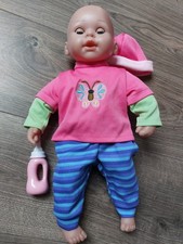 Sprechende Puppe mit Mütze und Flasche