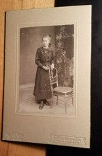 stehendes Mädchen mit Buch -