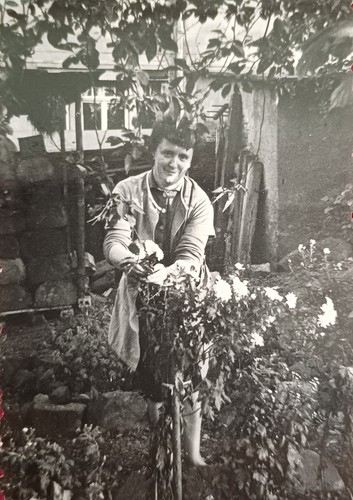 Frau bei der gartenarbeit - frau,