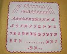 Antikes STICKMUSTER-TUCH -ABC-Stickerei- aus Leinen Handarbeit von 1908  TOP