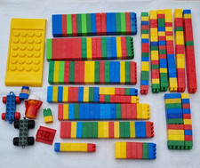 Bausteine und Spielwagen aus