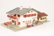 Faller 10801 H0 Bahnhof Bergheim mit Figuren fertig aufgebaut