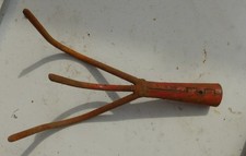 alte Hacke hacken Kralle Werkzeug Egge Gartenhacke Eisen 3 Zinken Aufsatz rostig