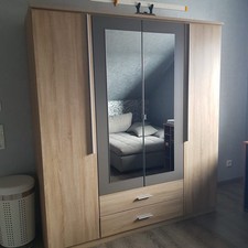 Kleiderschrank mit Spiegel